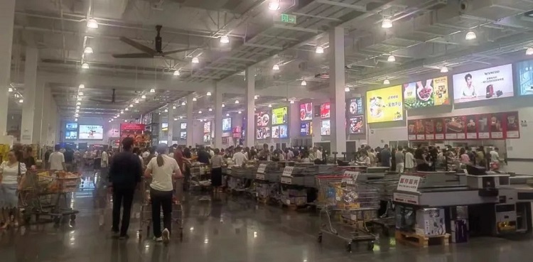 折扣店不只是搶傳統(tǒng)零售商的生意，還會(huì)搶品牌商的生意